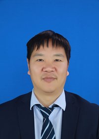 副高级职称8人